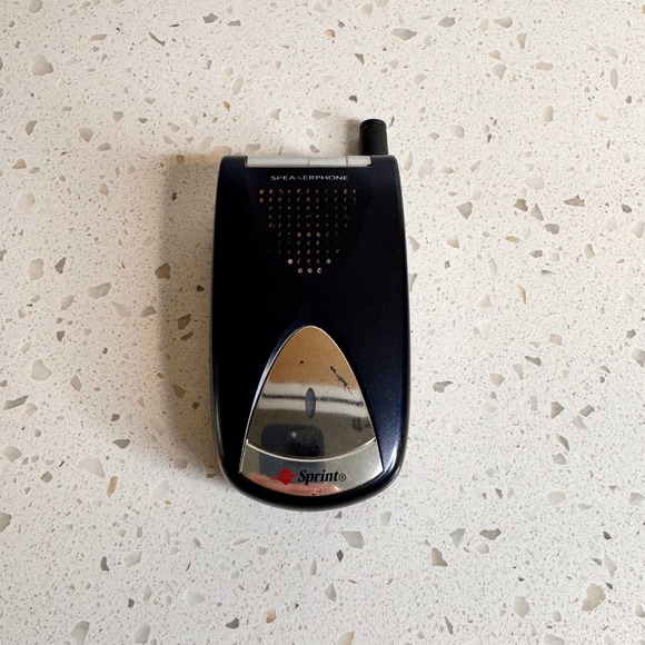 Vintage Sanyo SCP-4000 Sprint Cell Phone Speakerphone Qualcomm Retro Flip Phone - Picture 1 of 5